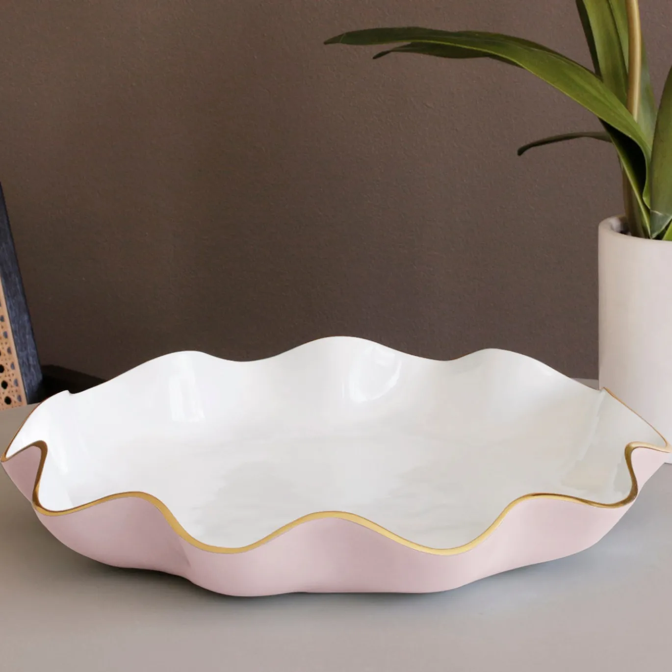 ENCANTO Carola Large Round Platter (Camellia and White)