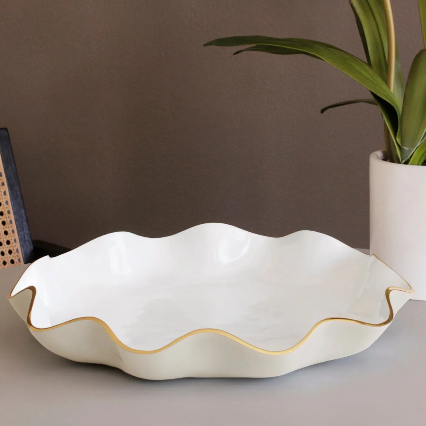 ENCANTO Carola Large Round Platter (Cream and White)