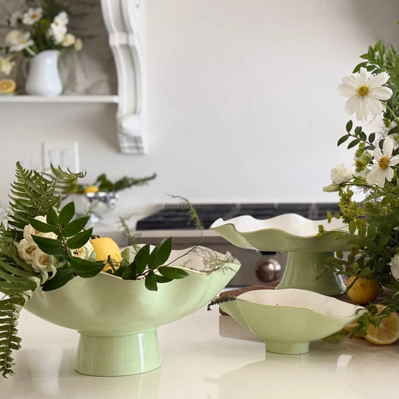 ENCANTO Carola Pedestal Cake Plate (Pistachio and White)