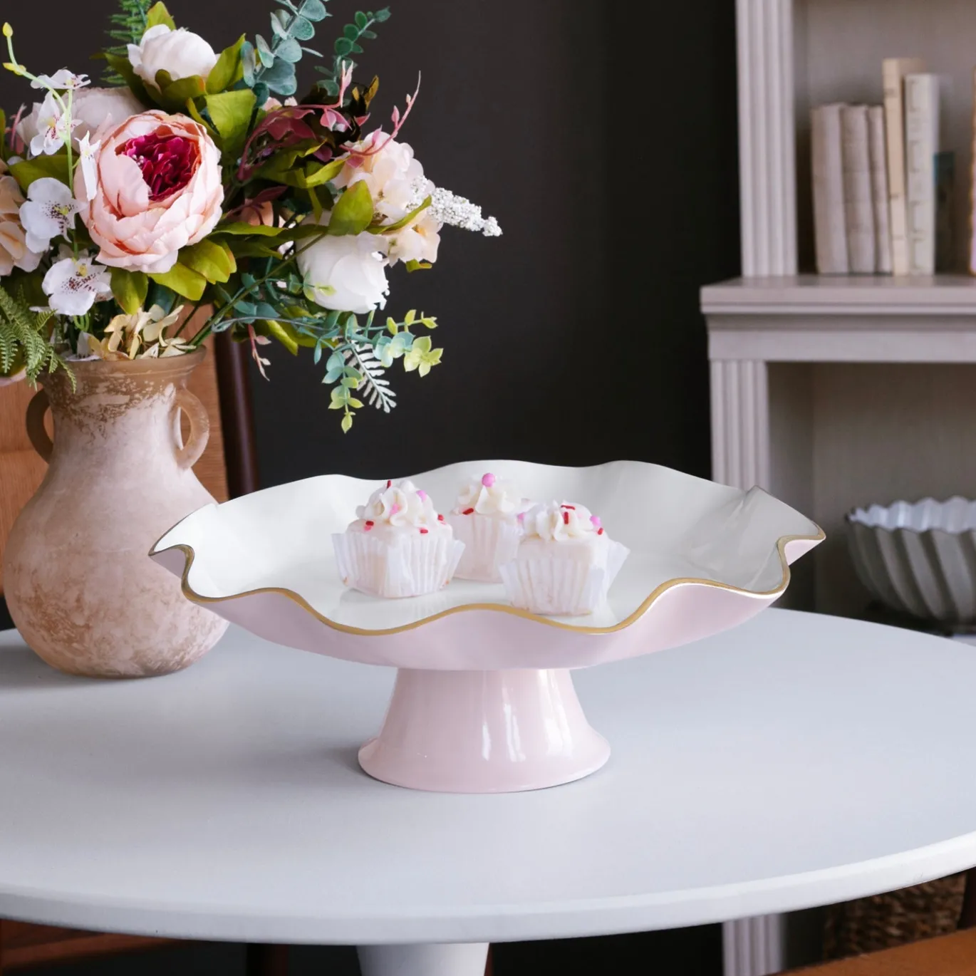 ENCANTO Carola Pedestal Cake Plate (Camellia and White)