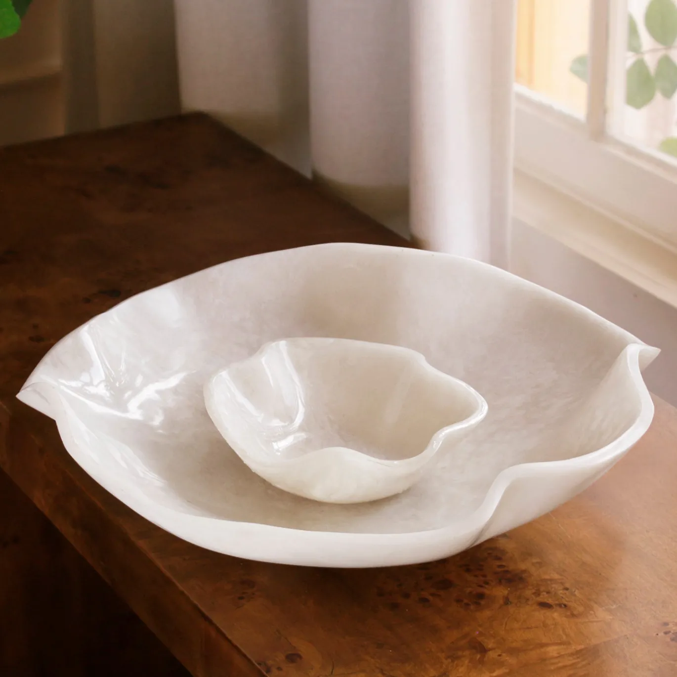 RESIN Alabaster Bowl with Dip White Swirl