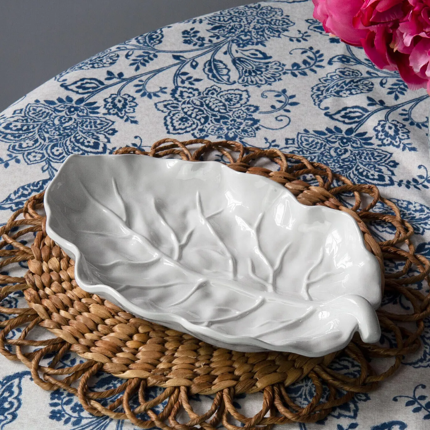 VIDA Lettuce Medium Leaf Platter (White)