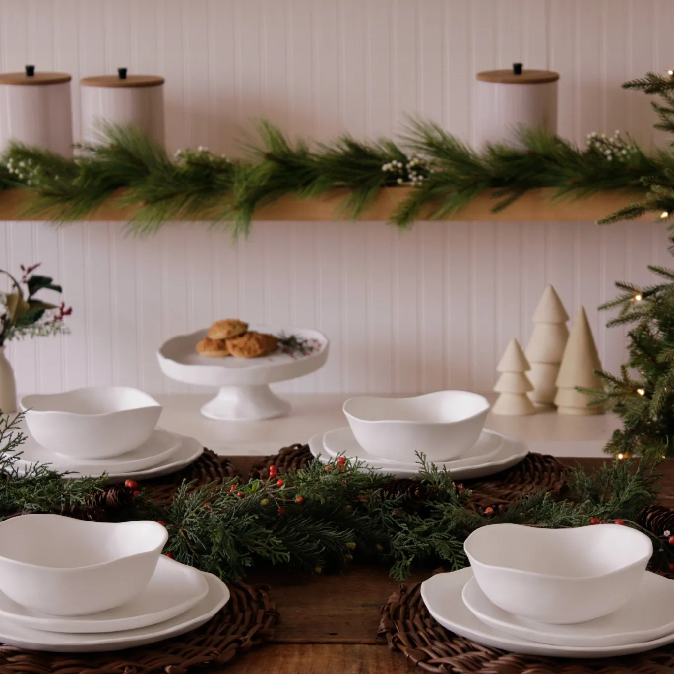 VIDA Nube Round Pedestal Cake Plate (White)